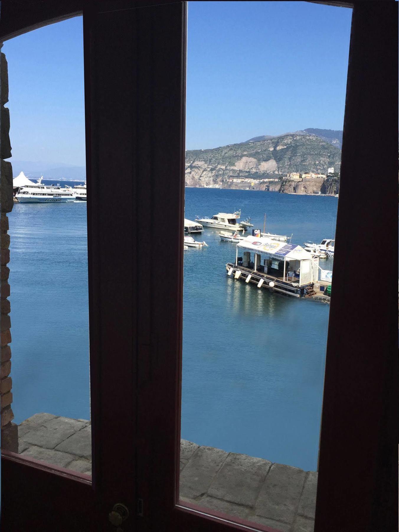 Yacht Club Capo Cervo Suites B&B Sorrento Exteriér fotografie