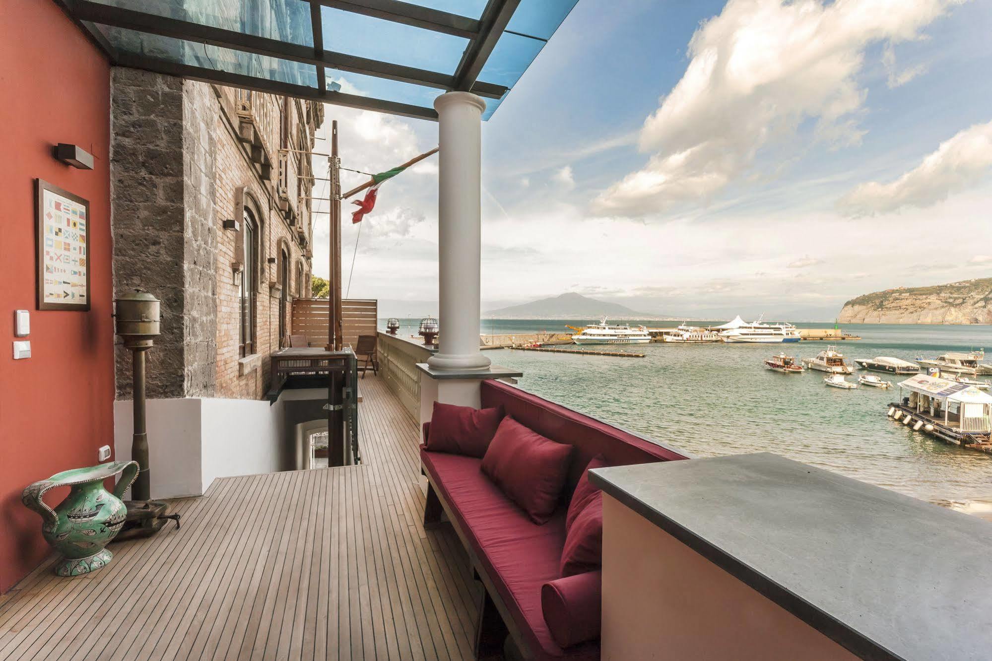 Yacht Club Capo Cervo Suites B&B Sorrento Exteriér fotografie