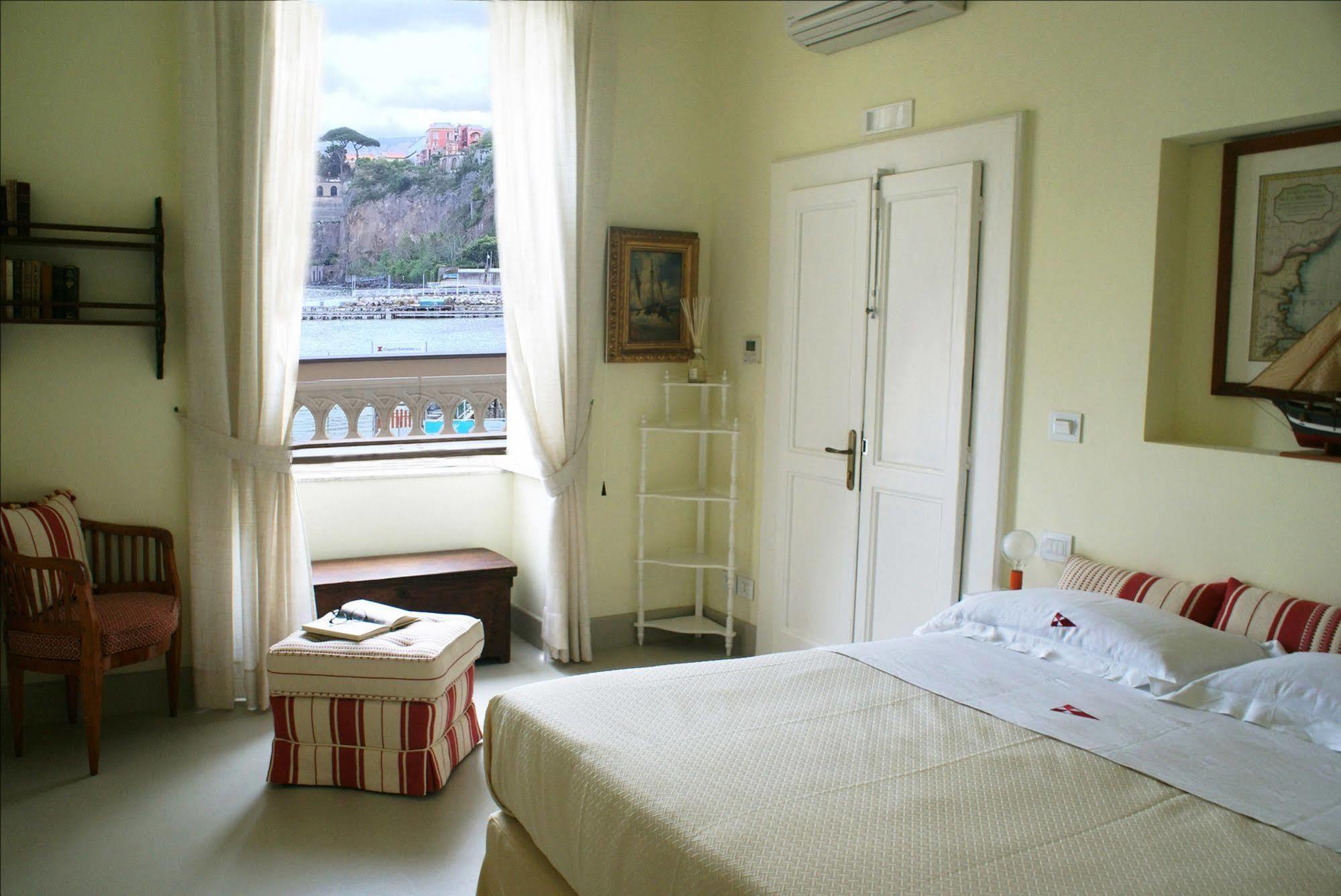 Yacht Club Capo Cervo Suites B&B Sorrento Exteriér fotografie