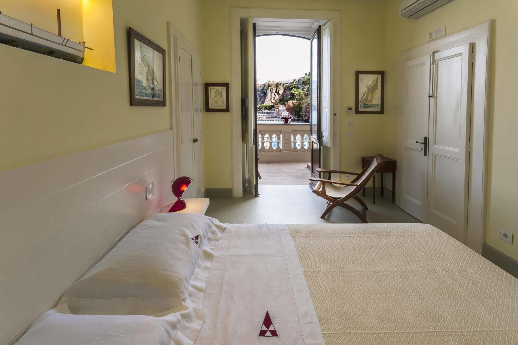 Yacht Club Capo Cervo Suites B&B Sorrento Exteriér fotografie