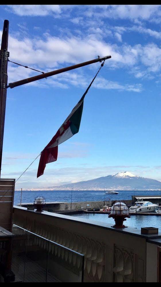 Yacht Club Capo Cervo Suites B&B Sorrento Exteriér fotografie